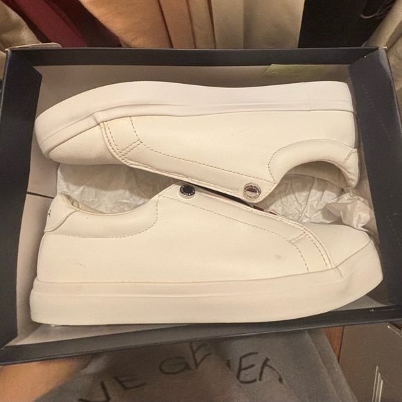 White Nautica trainers with red and blue accents - Picture 4 of 4